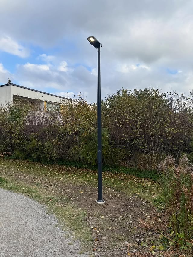 Nymonterad belysningsstolpe