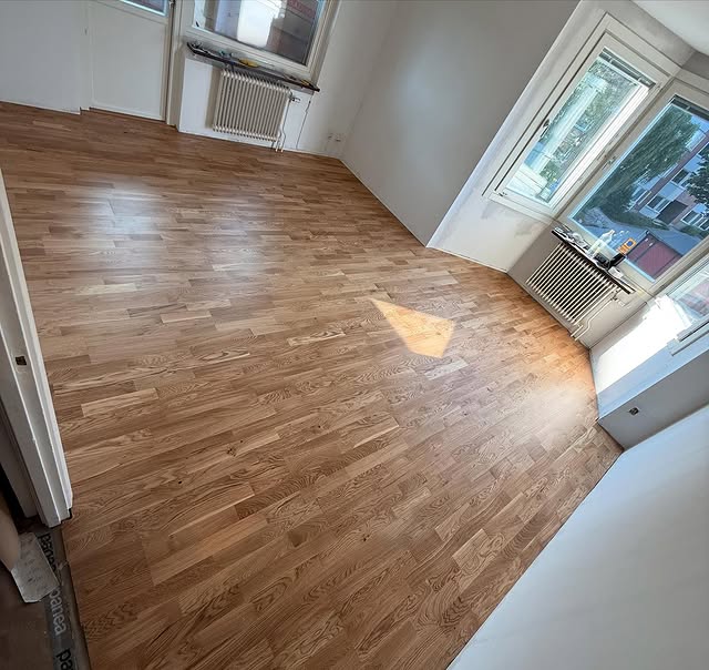 Nylagd ekparkett i ljust rum