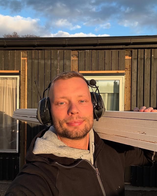 Niklas Andersson med virke på axeln
